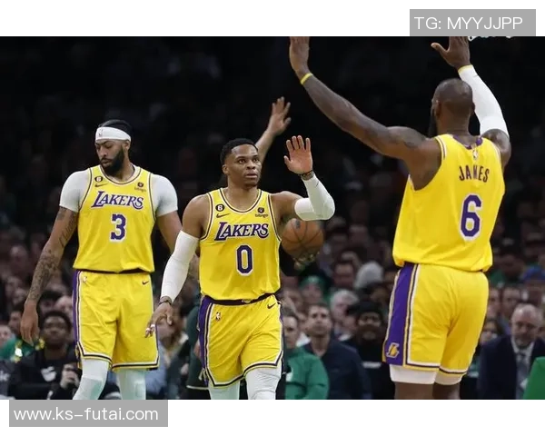 布鲁克洛佩斯:从NBA巨星到篮球战术革新者的精彩旅程 布鲁克洛佩斯:从NBA巨星到篮球战术革新者的精彩旅程